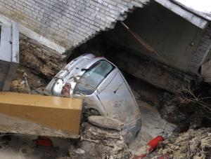 Samochód utonął w kraterze po pekniętej rurze na warszawskim osiedlu