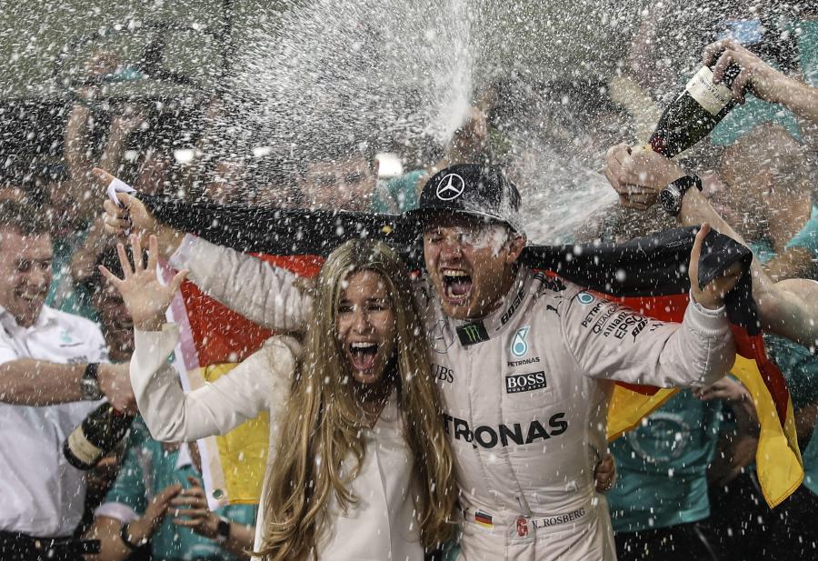 Nico Rosberg cieszy się razem ze swoją żoną