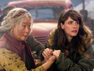 Lisa Lu i Amanda Peet w filmie  quot;2012 quot;