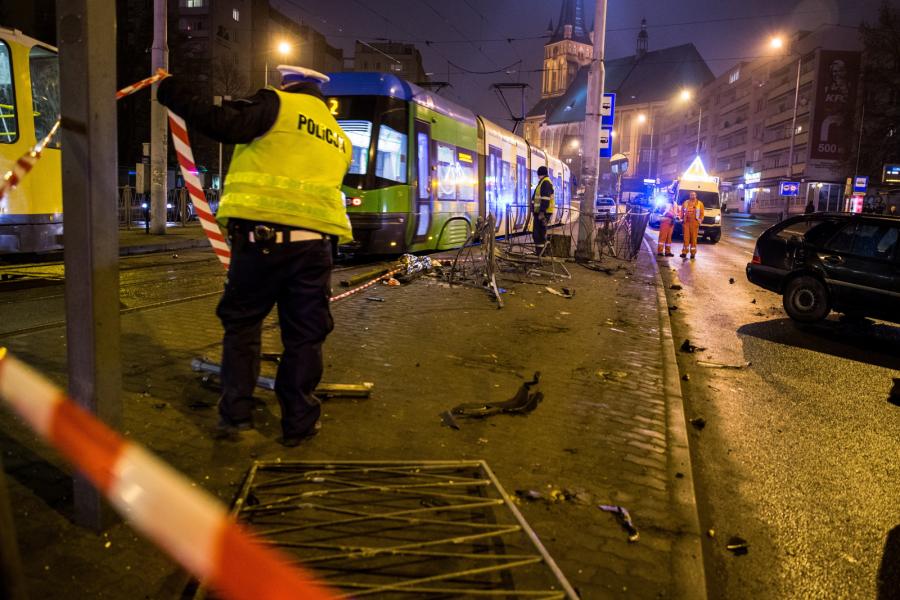 SZCZECIN. SAMOCHÓD UDERZYŁ W PRZYSTANEK